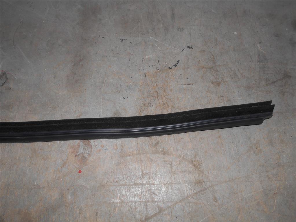 Opel Astra J 2010 - для Уплотнитель стекла задней левой двери