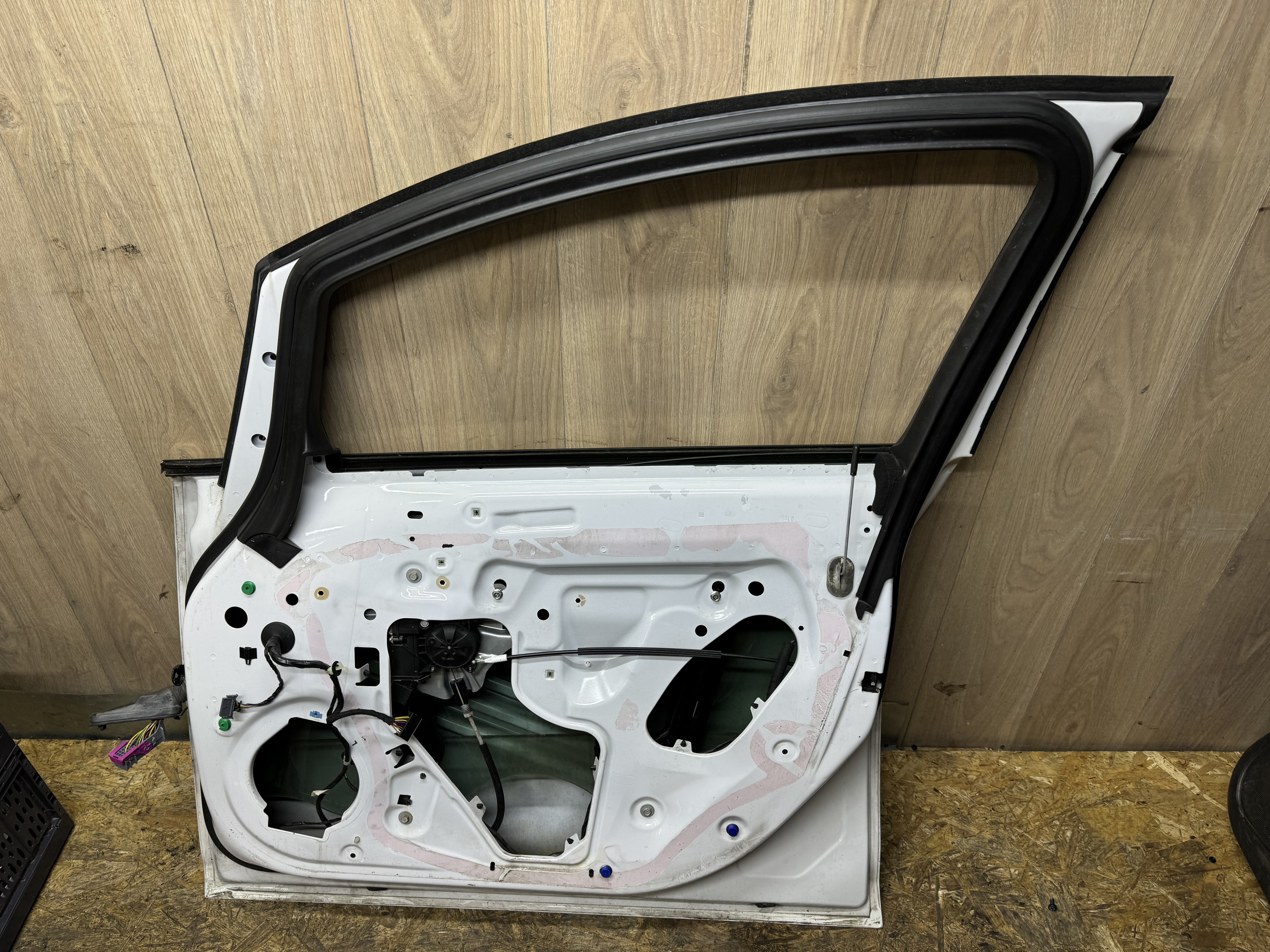 Opel Astra J 2010 - для Уплотнитель стекла передней двери правой