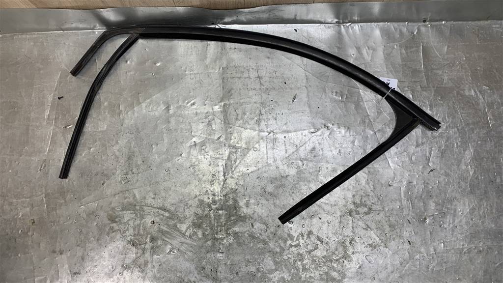 Ford Focus II 2005-2008 для Уплотнитель стекла передней двери левой