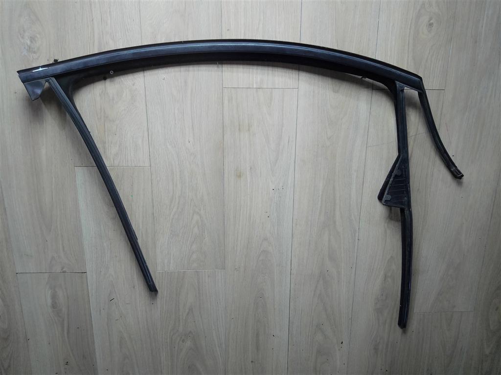 Opel Astra J 2010 - для Уплотнитель стекла передней двери правой