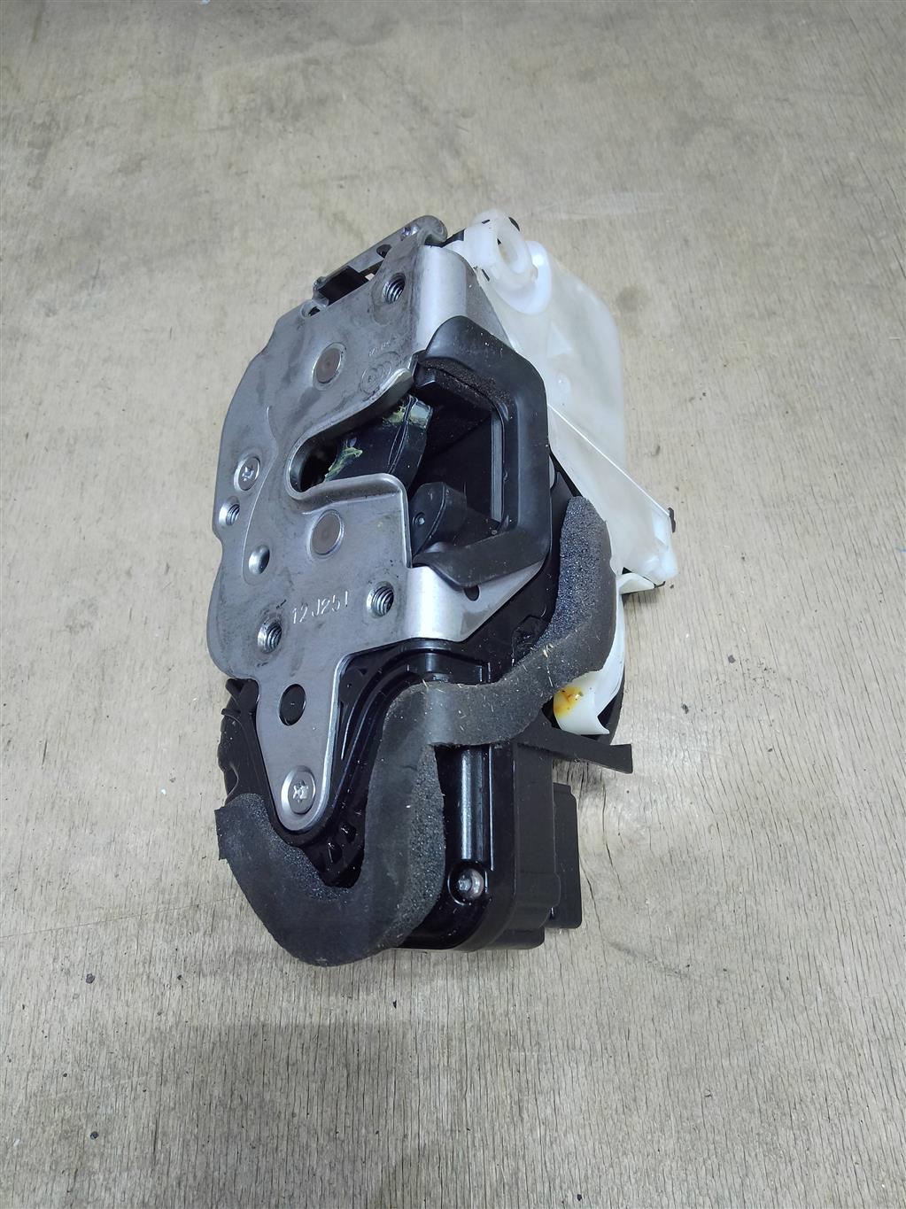 Opel Astra J 2010 - для Замок двери передней правой