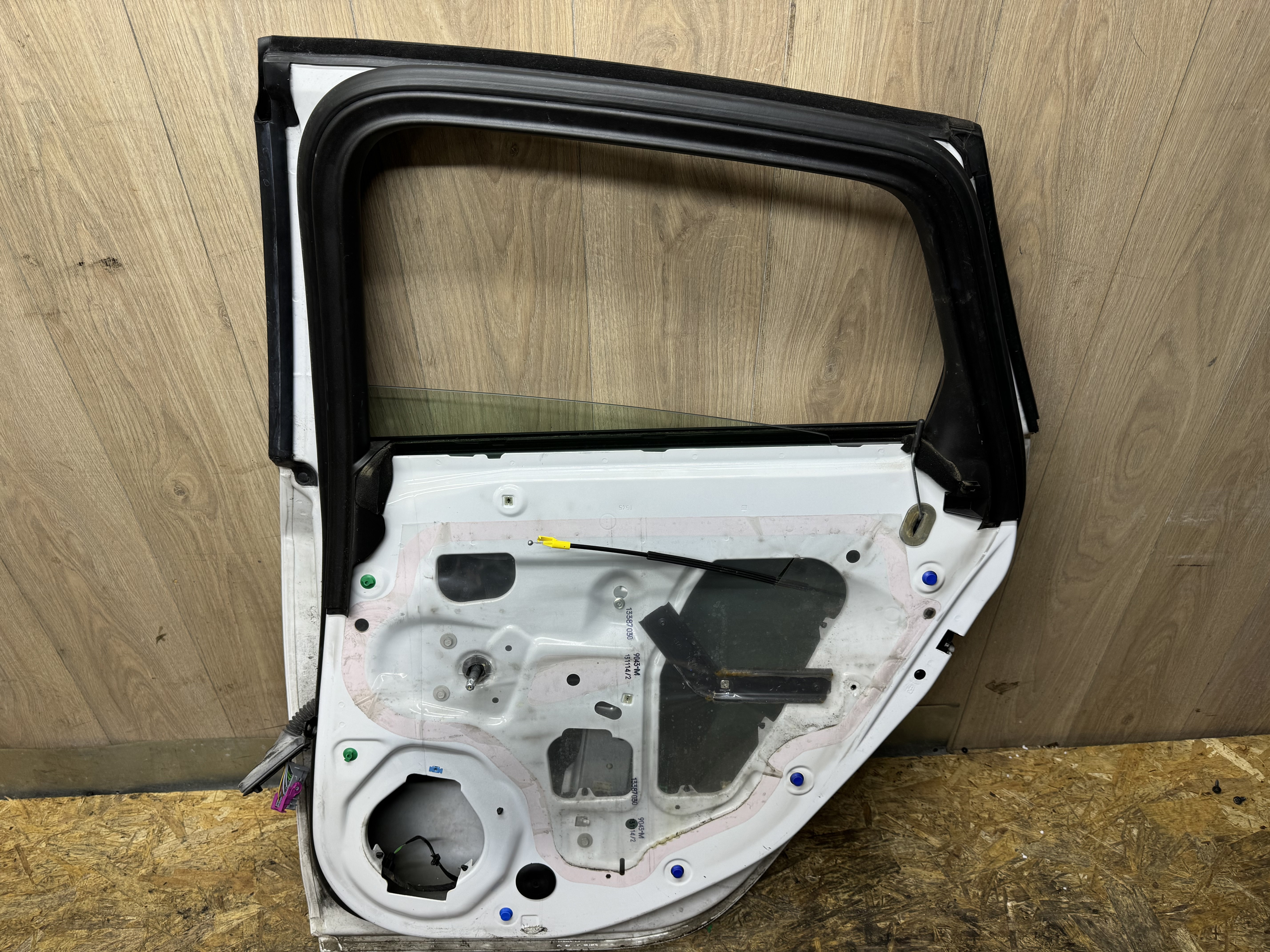 Opel Astra J 2010 - для Уплотнитель стекла задней правой двери