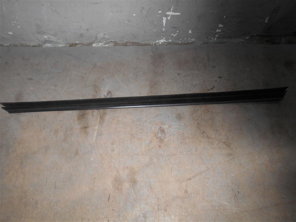 Opel Astra J 2010 - для Уплотнитель стекла передней двери левой