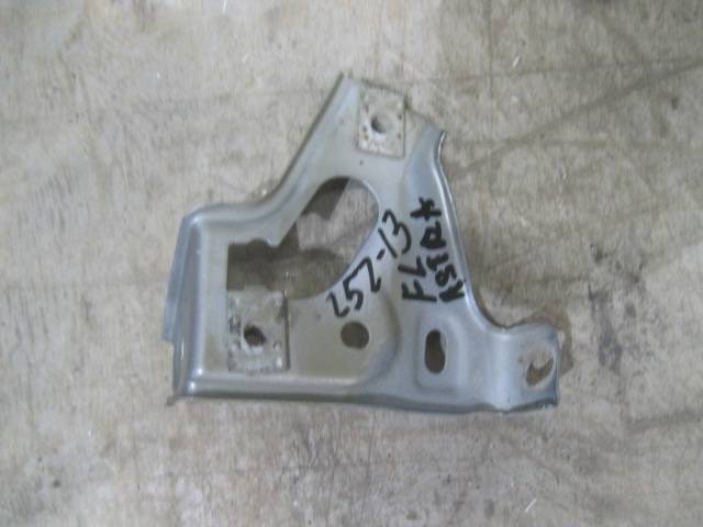 Opel Astra J 2010 - для Кронштейн крепления крыла левый