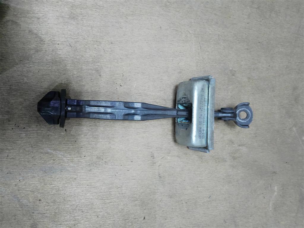 Opel Astra J 2010 - для Ограничитель двери