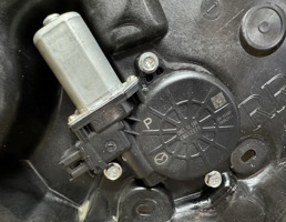 Мотор стеклоподъемника задний правый для Mazda Mazda 6 (GJ) 2012-2015  запчасти бу