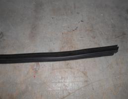 Уплотнитель стекла задней левой двери для Opel Astra J 2010 -  запчасти бу