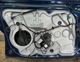 Стекло двери передней левой для Skoda Octavia (A5 1Z-) 2004-2013  запчасти бу