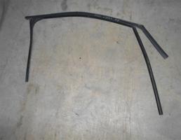 Уплотнитель стекла передней двери правой для Ford C-MAX 2003-2011  запчасти бу
