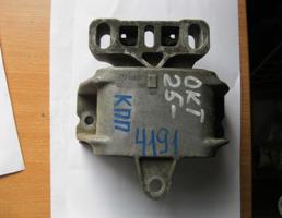 Опора КПП левая для Skoda Octavia 1997-2000  запчасти бу