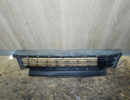 Решетка в бампер центральная для Toyota RAV 4 2013>  запчасти бу