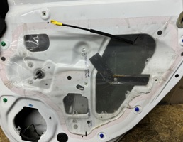 Стекло двери задней правой для Opel Astra J 2010 -  запчасти бу