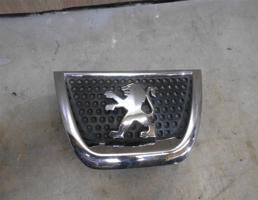 Эмблема для Peugeot 3008 2010-2016  запчасти бу