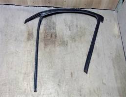 Уплотнитель стекла передней двери правой для Renault Megane III 2009-2016  запчасти бу