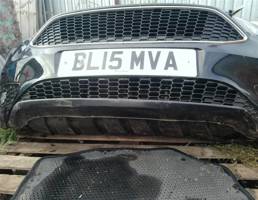 Решетка в бампер центральная для Ford Focus III 2011-  запчасти бу