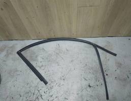 Уплотнитель стекла передней двери левой для VW Touareg 2002-2010  запчасти бу