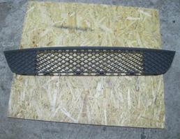 Решетка в бампер центральная для Ford Fiesta 2001-2007  запчасти бу