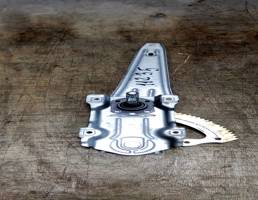 Стеклоподъемник механ. задний правый для Toyota Avensis II 2003-2008  запчасти бу