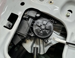 Мотор стеклоподъемника передний правый для Opel Astra J 2010 -  запчасти бу